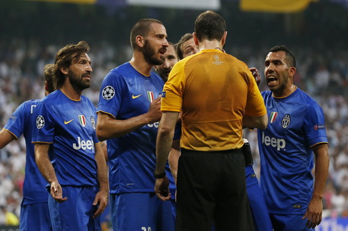 Các cầu thủ Juventus tranh cãi về quả phạt đền nhưng bất thành