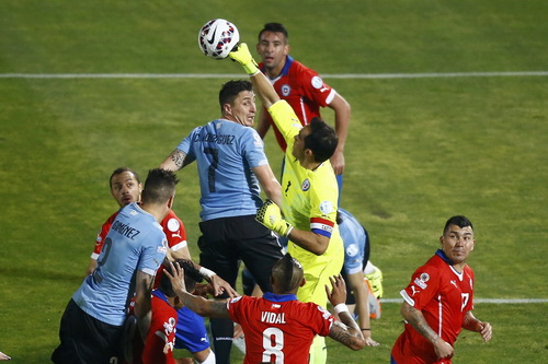 Thủ môn Claudio Bravo hóa giải các pha tấn công của Uruguay