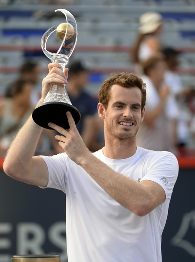 Andy Murray và chiếc cúp vô địch ở Montreal