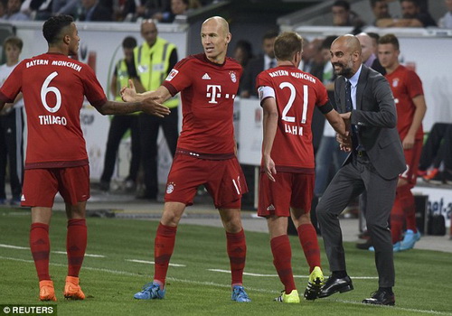 Robben (giữa) vui mừng sau bàn mở tỉ số cho Bayern