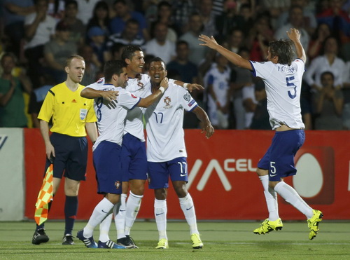 Ronaldo ghi hat-trick, giúp Bồ Đào Nha giữ ngôi đầu bảng I