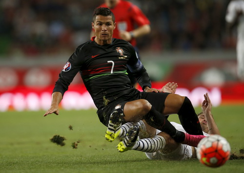 Ronaldo bất lực trước các hậu vệ Pháp