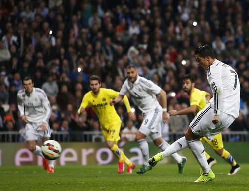 Ronaldo ghi bàn từ chấm 11 mét cho Real
