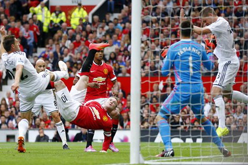 Rooney ghi bàn ở trận lượt đi khi M.U thua 1-2 trên sân nhà