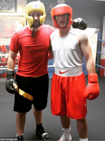 Rooney (phải) và võ sĩ chuyên nghiệp Paul  Smith