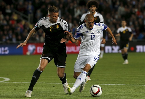 Tal Ben Haim (Israel) đi bóng trước hàng thủ tuyển Bỉ