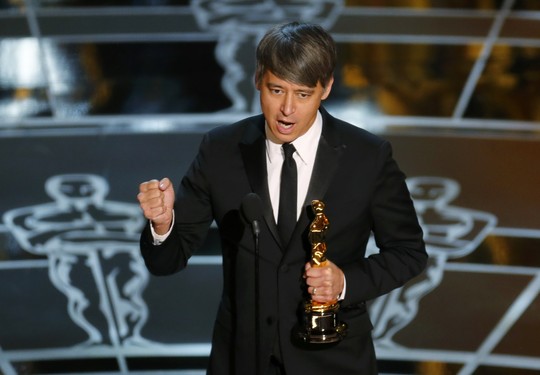 Tom Cross lúc nhận giải tại Oscar 2015. Ảnh: Reuters