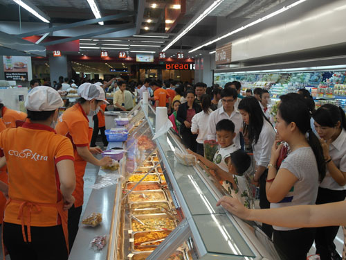 Khách mua hàng tại quầy thực phẩm chế biến sẵn của Co.op Xtra Tân Phong