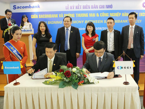 Ông Nguyễn Minh Tâm – Phó TGĐ Sacombank (trái) và Ông Cho Young Jun – Trưởng đại diện KCCI tại Việt Nam ký kết biên bản ghi nhớ