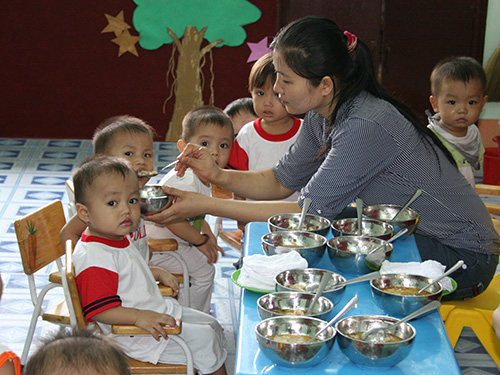 Con công nhân Công ty Việt Nam Samho (huyện Củ Chi, TP HCM) được chăm sóc tại nhà trẻ do doanh nghiệp xây dựng