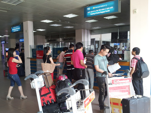 Hành khách đang làm thủ tục tại sân bay Cát Bi (Hải Phòng) - Ảnh minh họa