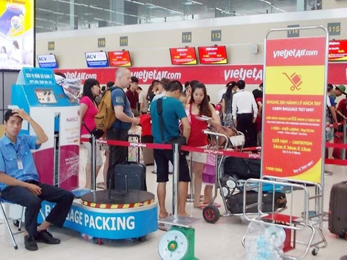 Hành khách làm thủ tục check in tại sảnh E sân bay quốc tế Nội Bài