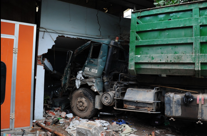 Hà Nội: Xe chở rác gây tai nạn liên hoàn, 6 người bị thương - Báo Người ...