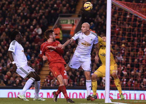 Thủ môn Fabianski sau đó quá vất vả trước các chân sút Liverpool