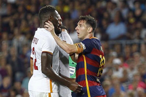 Messi bóp cổ và sau đ1o húc đầu vào Mapou Yanga-Mbiwa của AS Roma