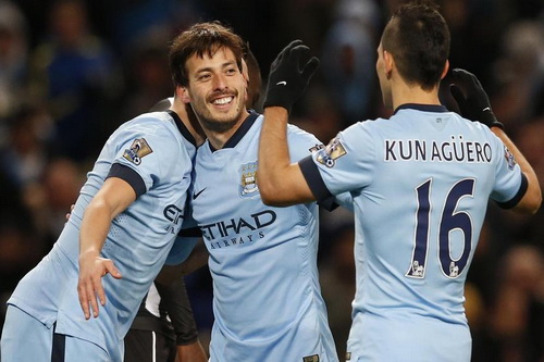 David Silva (giữa) lập công lớn với hai bàn thắng cùng một pha kiến tạo