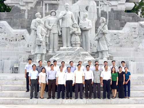 Lãnh đạo tỉnh Sơn La cùng lãnh đạo tỉnh Tuyên Quang bên Tượng đài “Bác Hồ với nhân dân các dân tộc tỉnh Tuyên Quang” nhân chuyến đi tìm hiểu về tượng đài ngày 22-7-2015 - Ảnh: Báo Tuyên Quang