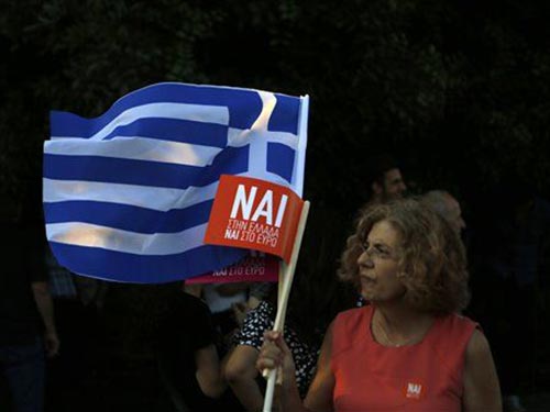 Một người dân Hy Lạp tại cuộc tuần hành kêu gọi ủng hộ các đề xuất của chủ nợ quốc tế ở thủ đô Athens hôm 3-7 Ảnh: AP