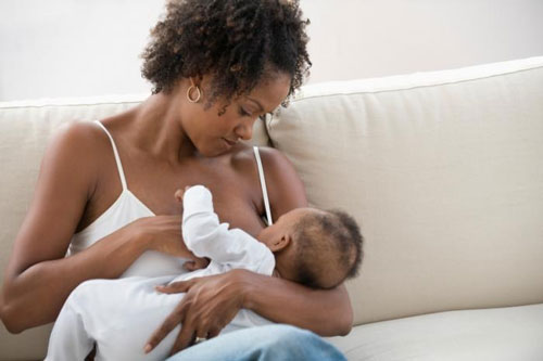Nghiên cứu cho thấy sữa mẹ có lợi ích lâu dài đến tuổi trưởng thành Ảnh: MNT