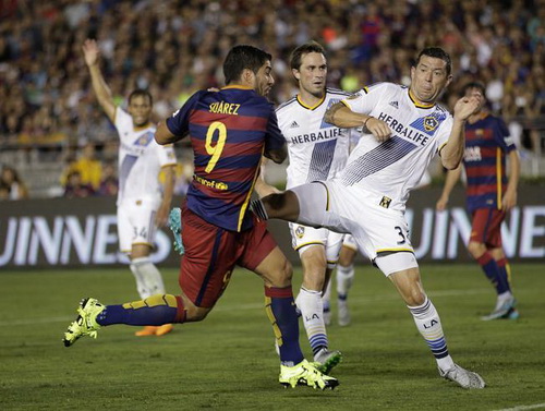 Luis Suarez (9) ghi bàn cuối hiệp 1 cho Barcelona
