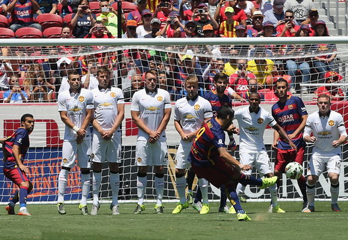 Luis Suarez không cầm chịch nổi thế trận của Barcelona