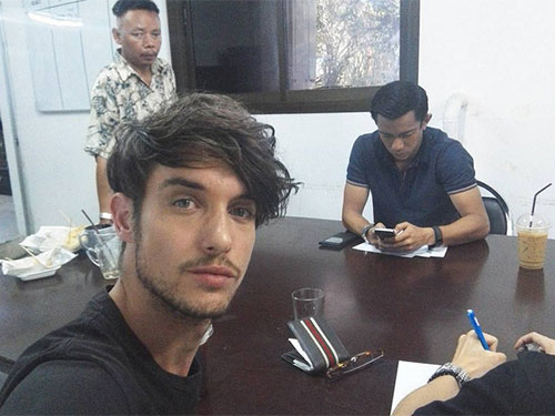 Sunny Burns chia sẻ lên mạng Instagram bức ảnh anh chụp ở sở cảnh sát ở Bangkok. Ảnh: Instagram