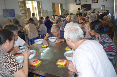 Không bỏ bữa ăn và vui vẻ trong cuộc sống sẽ giúp người già ăn ngon miệng và hấp thu tốt hơn 
Ảnh: INTERNET