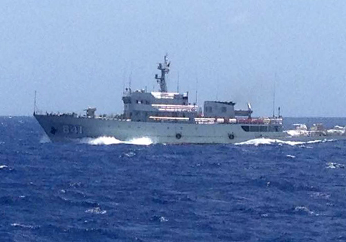 Tàu 841 hướng mũi, tăng tốc đe dọa tàu cứu hộ SAR 412 khi đang đưa ngư dân gặp nạn về đất liền - Ảnh: Danang MRCC cung cấp