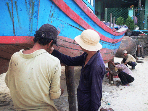 Với nguồn vốn hỗ trợ từ Chính phủ, ngư dân sẽ dần đóng tàu vỏ thép thay thế. tàu gỗ. Ảnh: Lê Phong