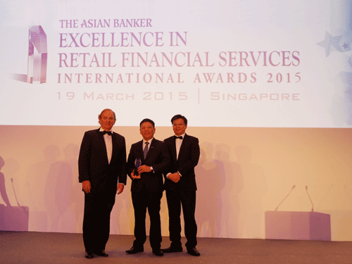 Tổng giám đốc ACB Đỗ Minh Toàn (giữa) nhận giải thưởng Ngân hàng bán lẻ tiến bộ nhất khu vực châu Á Thái Bình Dương năm 2015