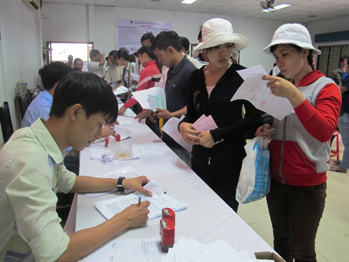 Người lao động đăng ký hưởng trợ cấp thất nghiệp tại Trung tâm Giới thiệu Việc làm TP HCM Ảnh: HỒNG NHUNG