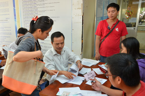 Tư vấn tuyển dụng cho người thất nghiệp tại Trung tâm Giới thiệu việc làm TP HCM      Ảnh: TẤN THẠNH