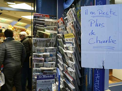 Tạp chí Charlie Hebdo cháy hàng ở Pháp vài ngày trước. Ảnh tư liệu