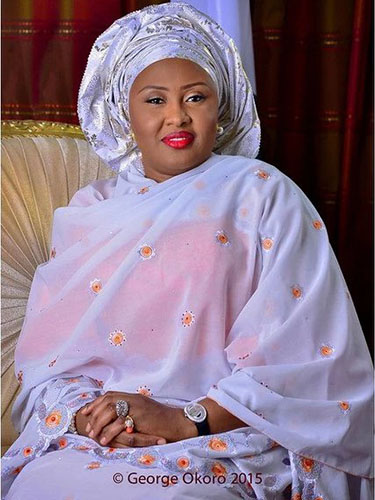 Bà Aisha Buhari đeo chiếc đồng hồ gây sóng gióẢnh: NAIJ.COM