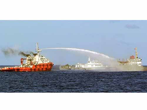 Tàu Trung Quốc hung hăng phun vòi rồng về phía tàu Việt Nam ở biển Đông hôm 7-5-2014
Ảnh: Cảnh sát biển Việt Nam