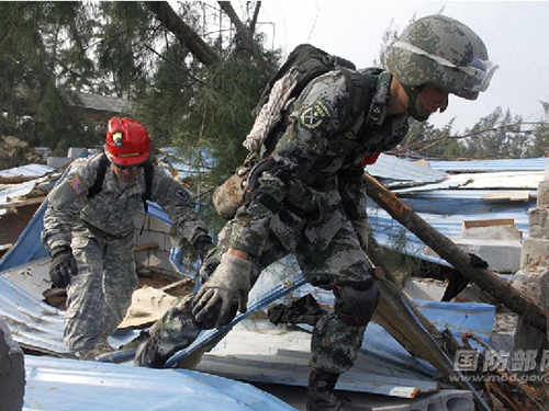 Binh sĩ Mỹ và Trung Quốc tham gia diễn tập về hỗ trợ nhân đạo và cứu trợ thảm họa ở TP Hải Khẩu, 
tỉnh Hải Nam hôm 18-1Ảnh: ChinaMil