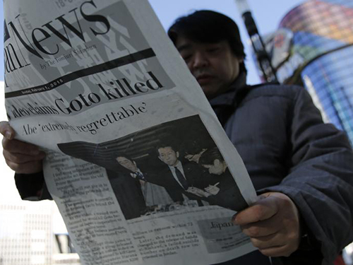 Người dân đọc tin về nhà báo Kenji Goto ở thủ đô Tokyo - Nhật BảnẢnh: REUTERS
