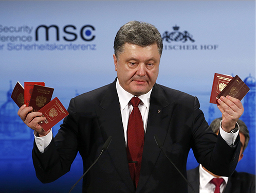 Tổng thống Petro Poroshenko trưng ra các cuốn hộ chiếu Nga tại Hội nghị An ninh Munich ngày 7-2Ảnh: Reuters