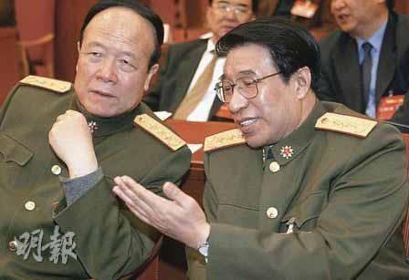 Cựu Phó Chủ tịch Quân ủy trung ương Trung Quốc Quách Bá Hùng (trái) và người đồng cấp Từ Tài Hậu  Ảnh: MINH BÁO