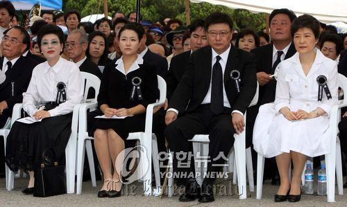 Tổng thống Park Geun-hye (bìa phải) cùng 2 người em Park Geun-ryong (bìa trái) và Park Ji-man (thứ 2 từ phải sang)
Ảnh: Yonhap