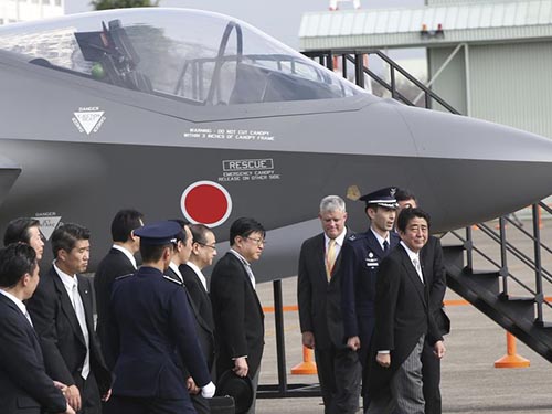 Thủ tướng Nhật Bản Shinzo Abe trong một lần đến căn cứ không quân Hyakuri ở phía Bắc Tokyo hồi năm 2014Ảnh: AP