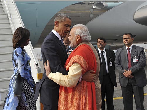 Thủ tướng Ấn Độ Narendra Modi ra tận sân bay đón Tổng thống Mỹ Barack ObamaẢnh: REUTERS