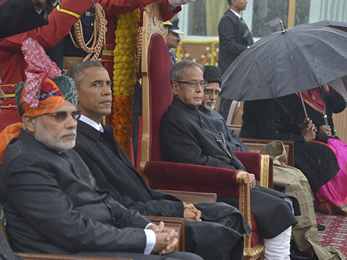 Thủ tướng Ấn Độ Narendra Modi (bìa trái) ngồi cạnh Tổng thống Mỹ Barack Obama tại lễ duyệt binh nhân Ngày Cộng hòa 26-1 ở New Delhi
Ảnh: Reuters