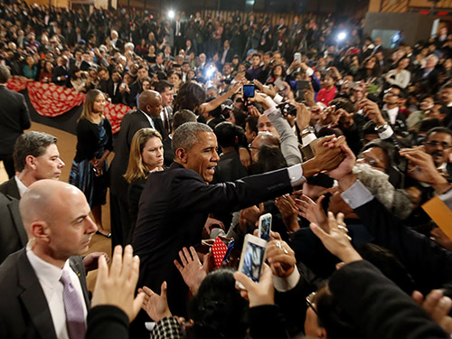 Tổng thống Mỹ Barack Obama bắt tay cử tọa sau khi phát biểu tại New Delhi - Ấn Độ hôm 27-1 Ảnh: REUTERS