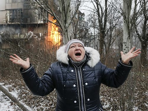 Người dân Donetsk ở miền Đông Ukraine đang hằng ngày hứng chịu đau khổ vì bom đạn.Ảnh: REUTERS