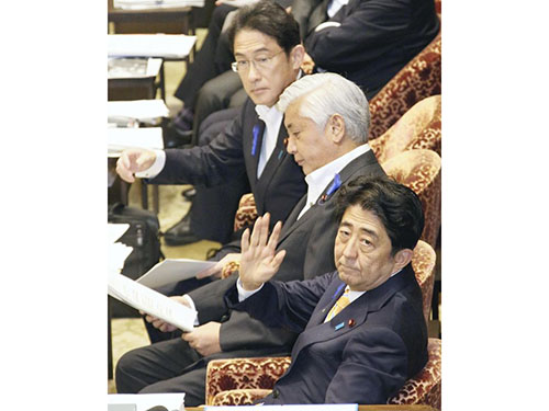 Bộ trưởng Quốc phòng Nhật Bản Gen Nakatani (giữa) trong cuộc họp ngày 10-7 của ủy ban đặc biệt tại Hạ Viện về luật an ninh quốc gia Ảnh: YOMIURI