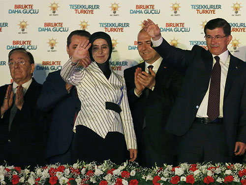 Thủ tướng Thổ Nhĩ Kỳ Ahmet Davutoglu và vợ vẫy chào người ủng hộ hôm 7-6
Ảnh: REUTERS