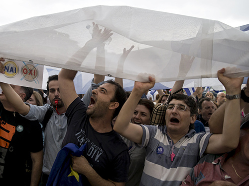 Người dân tuần hành ủng hộ Hy Lạp tiếp tục sử dụng đồng euro tại thủ đô Athens hôm 30-6
Ảnh: Reuters