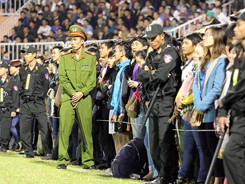 CĐV Pleiku tràn xuống sân nhưng giữ được trật tự dưới sự điều động của lực lượng an ninh. Đây là một trong các tình tiết giúp BTC sân nhận án phạt nhẹẢnh: Anh Dũng CĐV Pleiku tràn xuống sân nhưng giữ được trật tự dưới sự điều động của lực lượng an ninh. Đây là một trong các tình tiết giúp BTC sân nhận án phạt nhẹẢnh: Anh Dũng