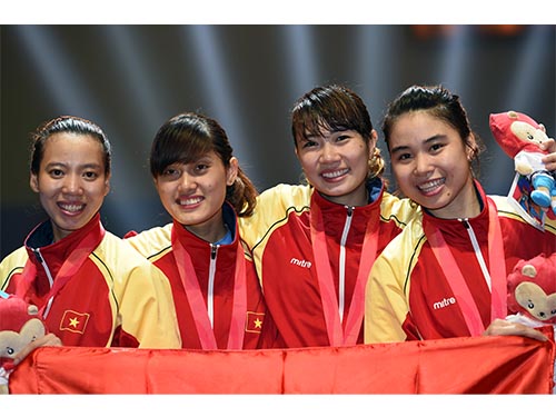 Đội nữ kiếm chém sau khi giành ngôi vô địch 	Ảnh: Quang Liêm